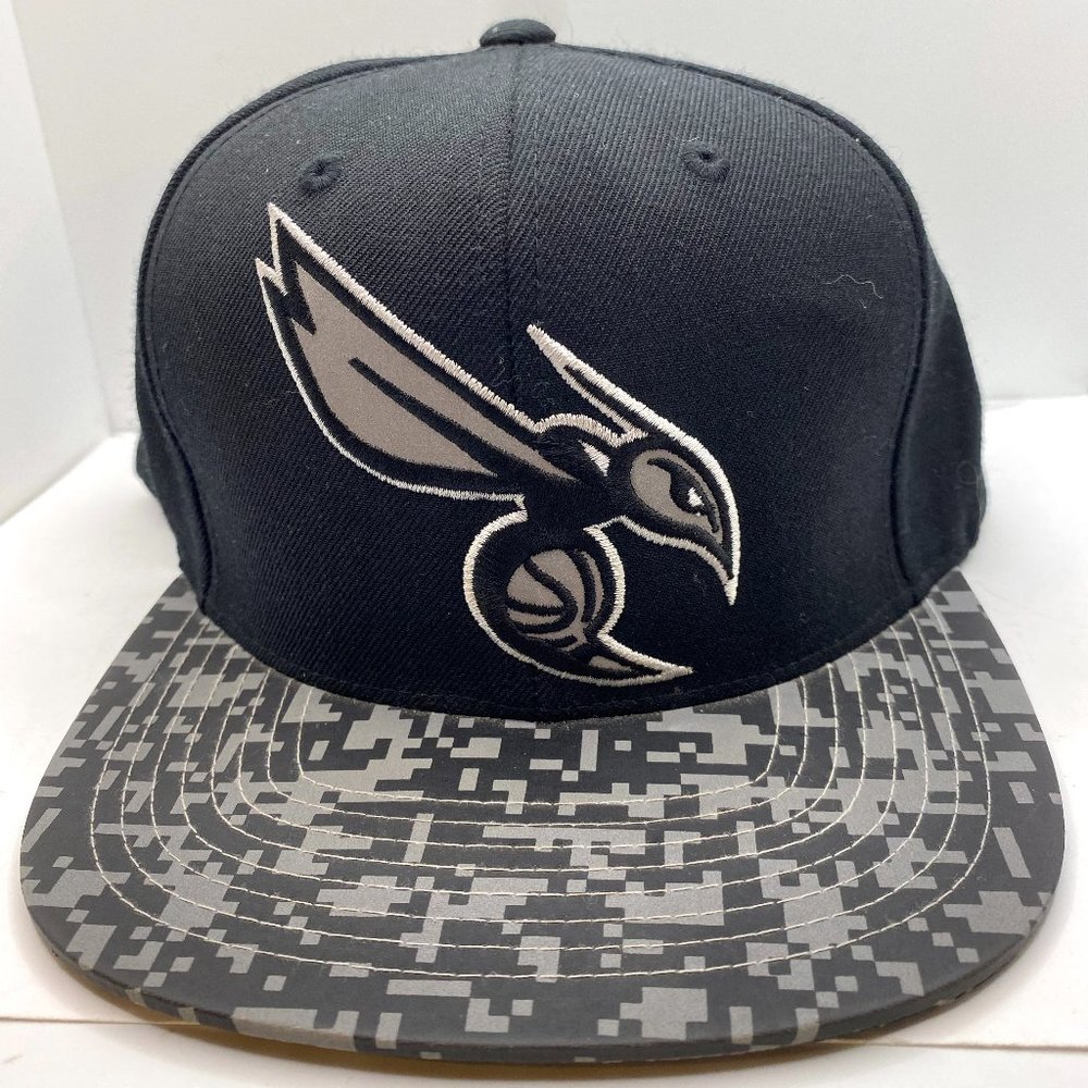 Mitchell & Ness Grey and Black Charlotte Hornets logo hat - Picture 1 of 8
